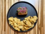 Bocadillo de cochinita pibil sobre brioche