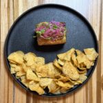 Bocadillo de cochinita pibil sobre brioche