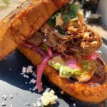 Bocadillo de cochinita pibil sobre brioche